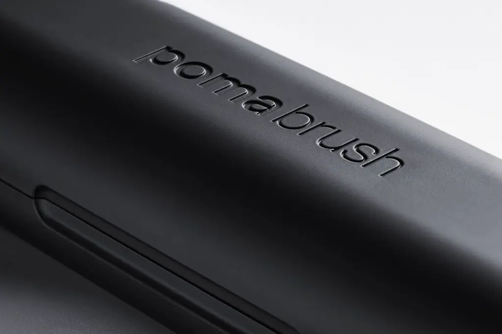 Pomadent_Pomabrush_carbon_Detail_Case branding_F.webp