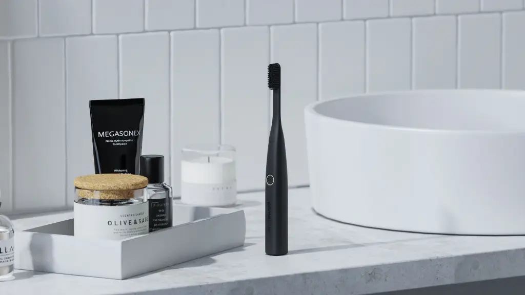 pomabrush_black_still_bathroom_counter_3.webp
