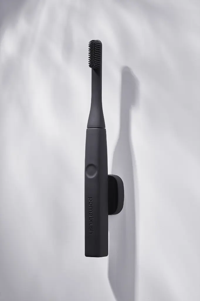 Pomadent_Wall Clip_Carbon_HERO_F.webp