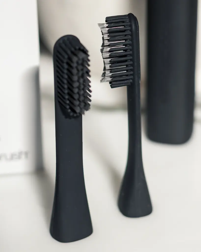 Pomabrush_Advanced_Brush_Heads_v002_Black_1_Year_Styled.webp