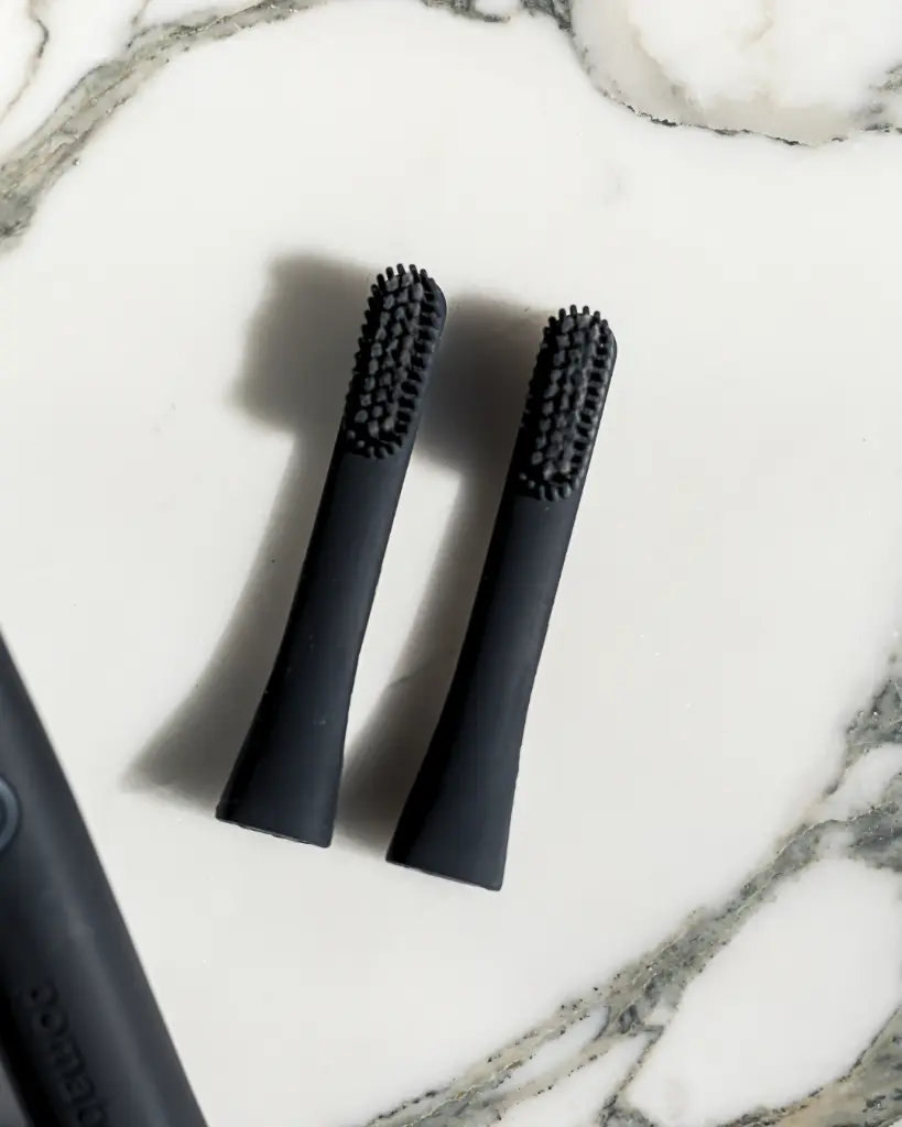 Pomabrush_Advanced_Brush_Heads_v002_Black_1_Year_Styled_2.webp