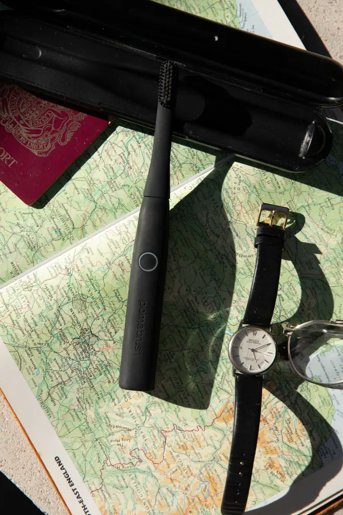 pomabrush black travel with map and passport.webp