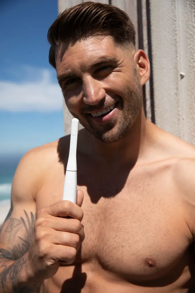 man outside holding pomabrush white.webp