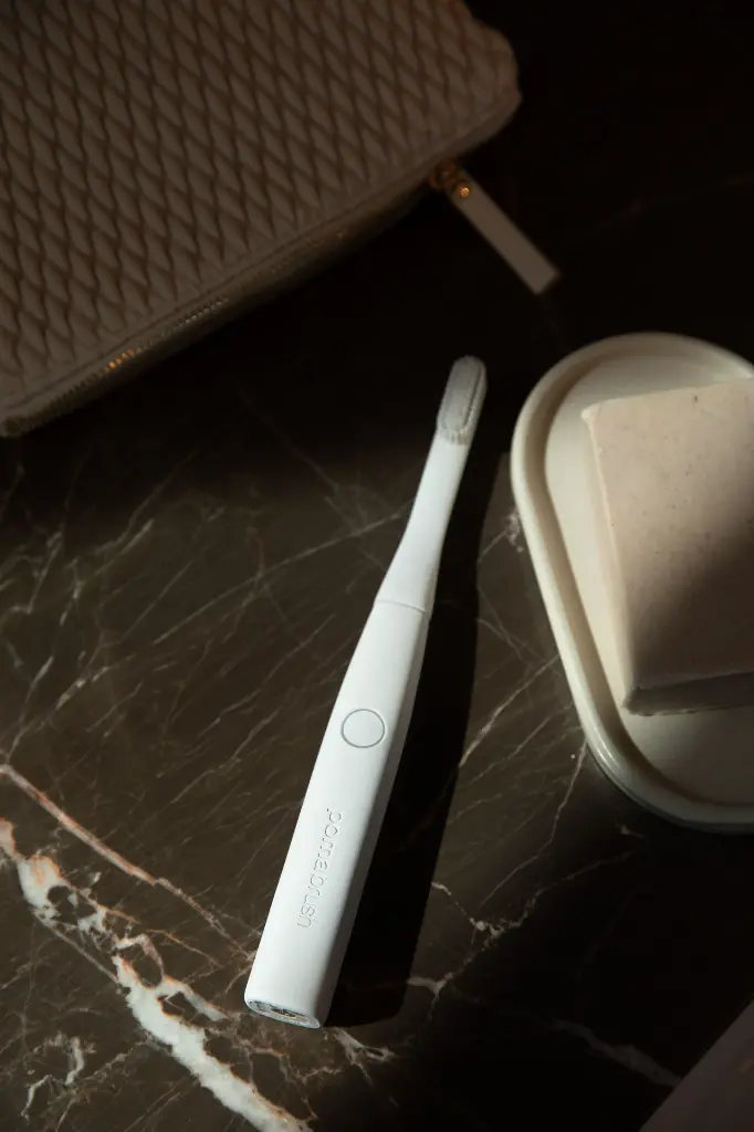 pomabrush white on marble counter.webp