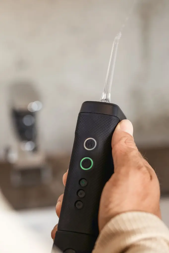 man hands holding pomafloss black.webp