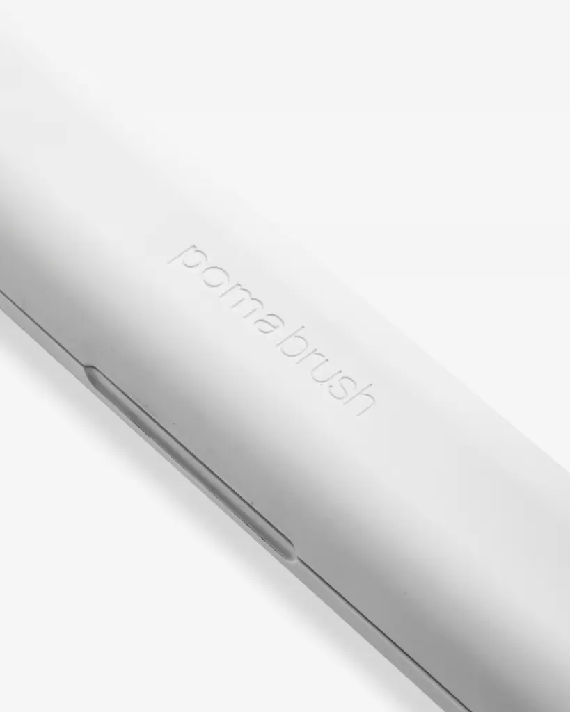White pomabrush  Case branding 4_5.webp