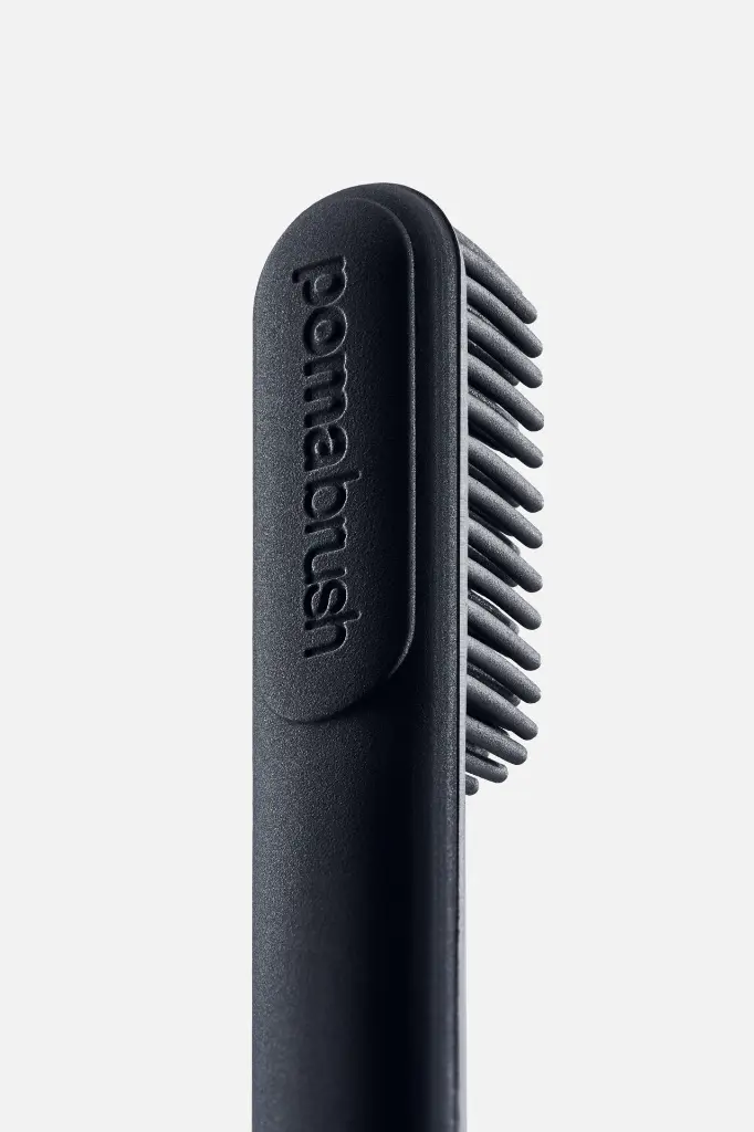 Pomadent_Pomabrush_Carbon_Detail_brush rear branding_F.webp