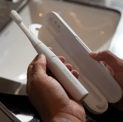 Pomabrush Model 2.0 with UV-C Charging Case